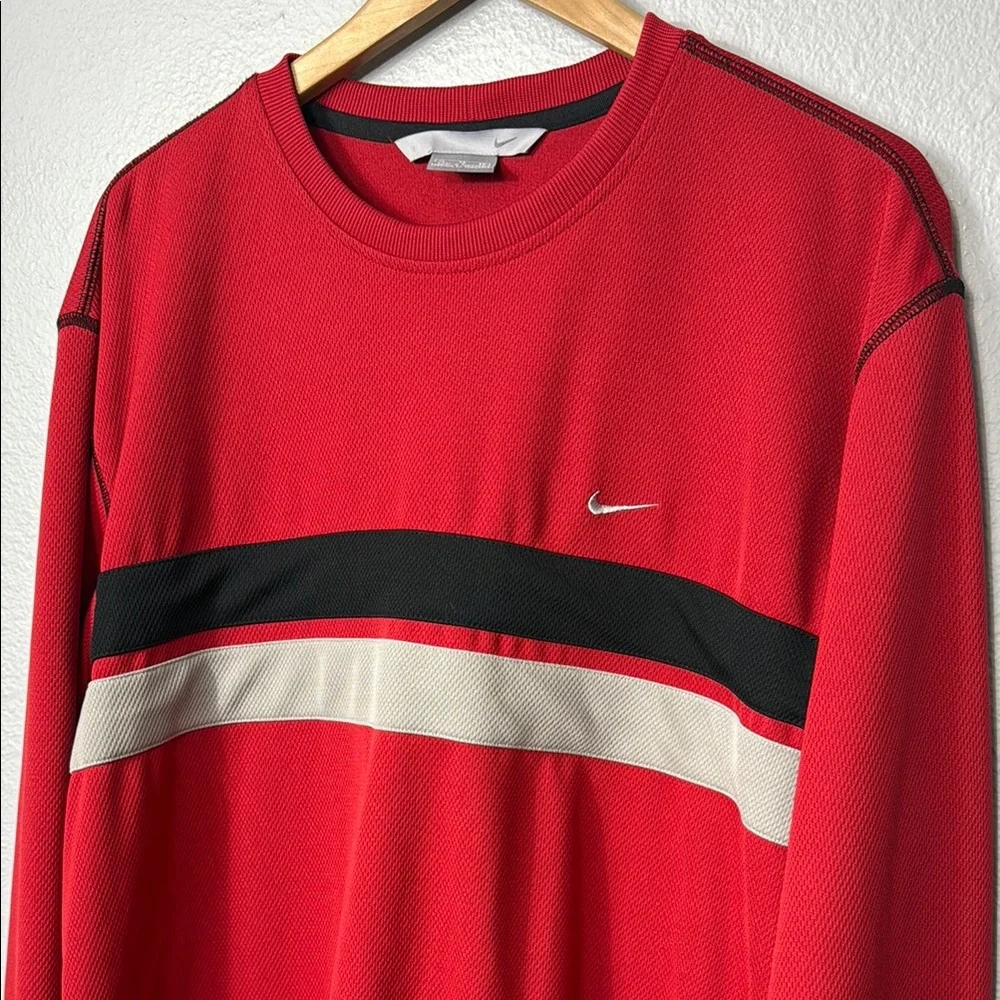 Vintage Y2K Nike Men's‎ Red and Black Crewneck Shirt